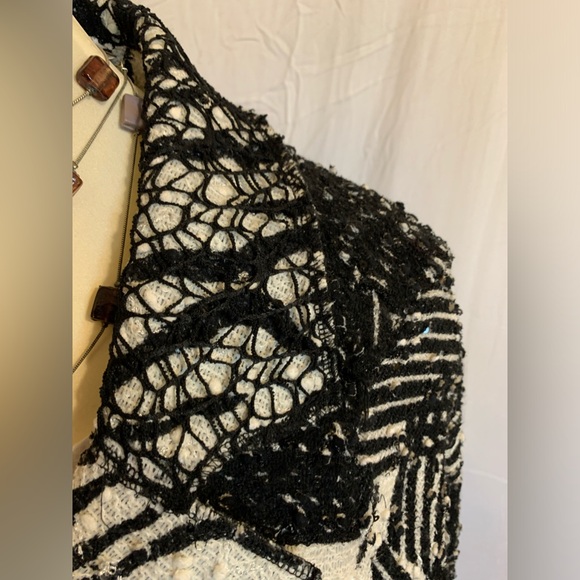 Canadian made Svetlana multi-textured single-button blazer - Picture 4 of 8